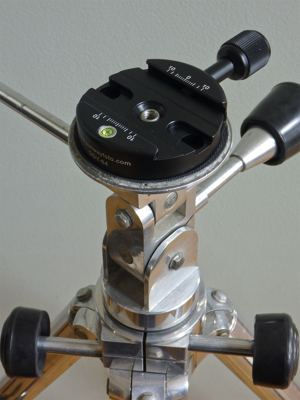 Tilt-All Tripod and SUNWAYFOTO Discal Disc Clamp Arca-Swiss Compatible DDY-64